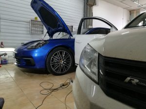 Ремонт вмятин на капоте Porsche Panamera S4