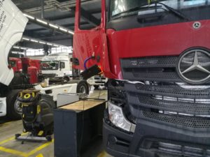 Выправление вмятин без покраски красивому грузовику Mers