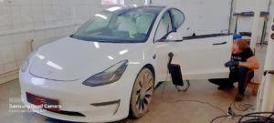 Удаляем вмятины у легендарного автомобиля "Tesla"