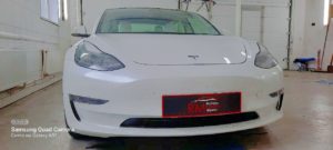 Удаляем вмятины у легендарного автомобиля "Tesla"