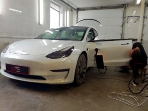 Удаляем вмятины у легендарного автомобиля "Tesla"
